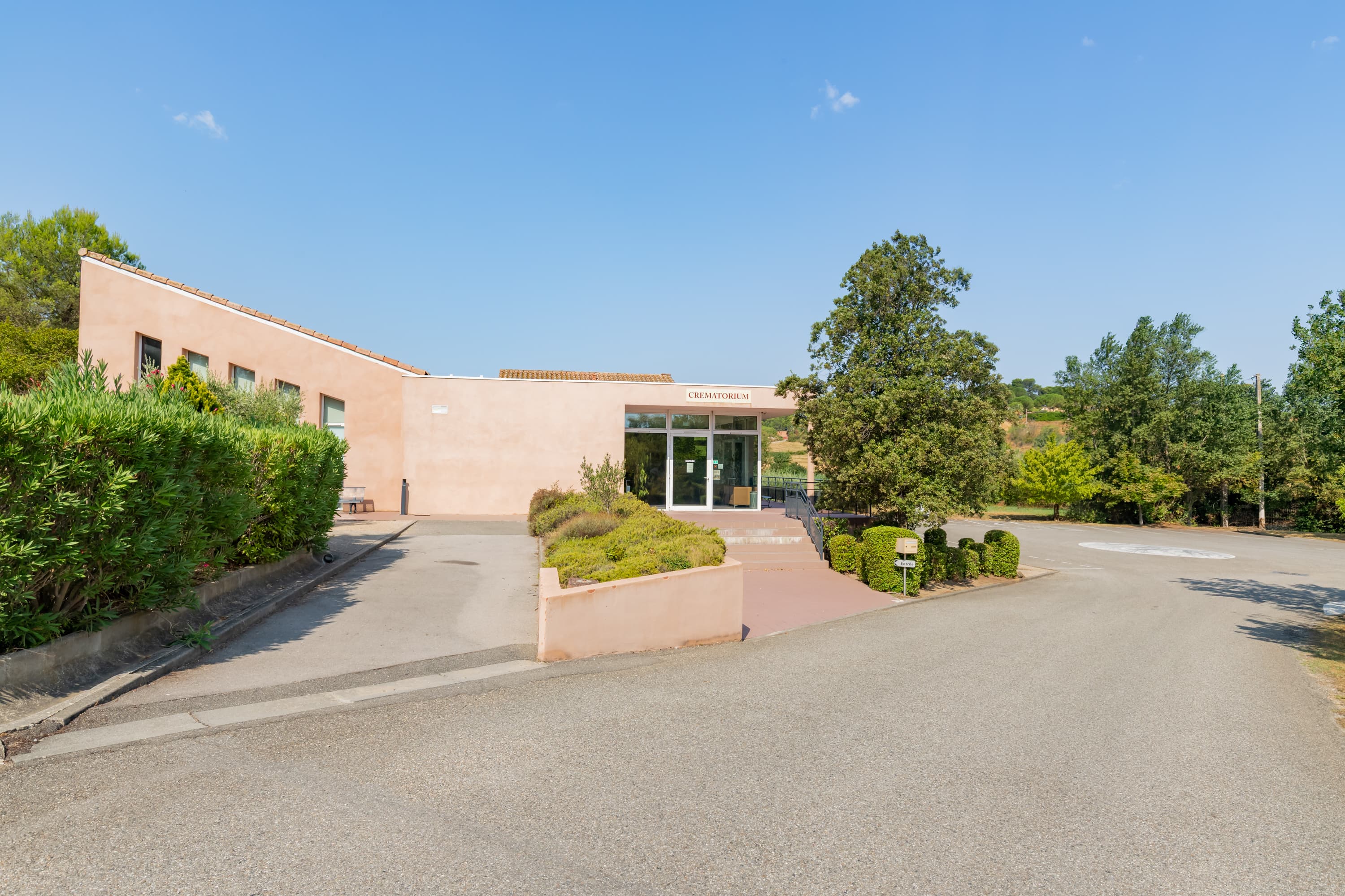 Façade du crématorium de Trèbes